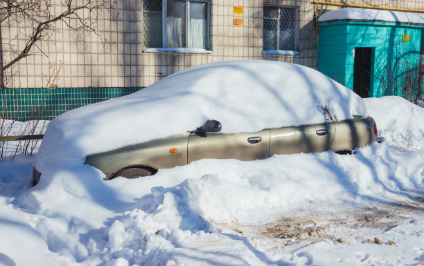 一场大雪过后，车停在了积雪覆盖的道路附近图片下载