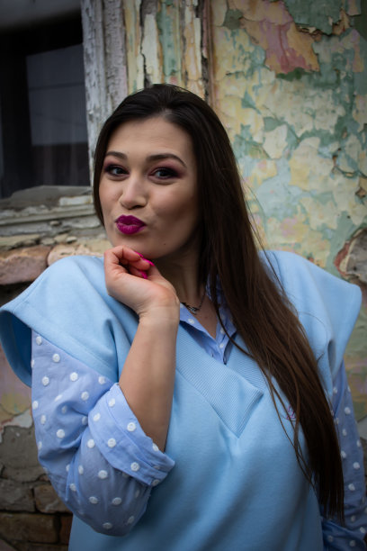 化妆漂亮的现代年轻女子图片下载