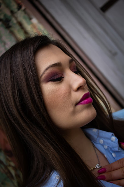 化妆漂亮的现代年轻女子图片下载