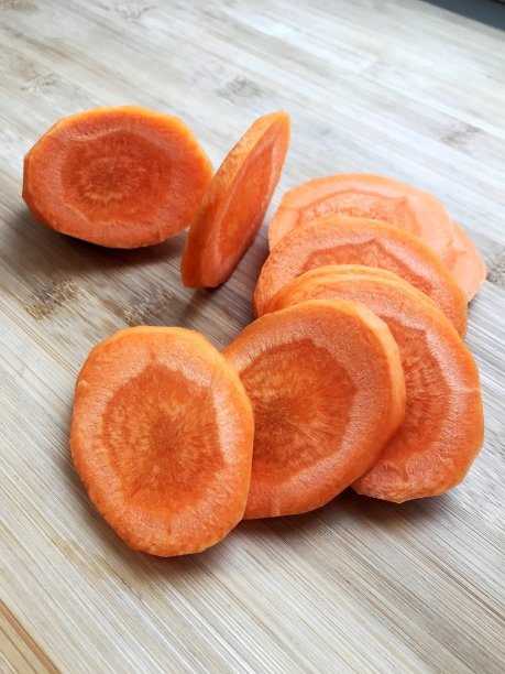 胡萝卜在木板上切成几块。图片下载