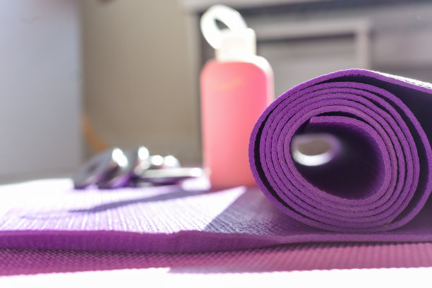 适合健康生活方式和健身背景的瑜伽垫和健身器材图片下载