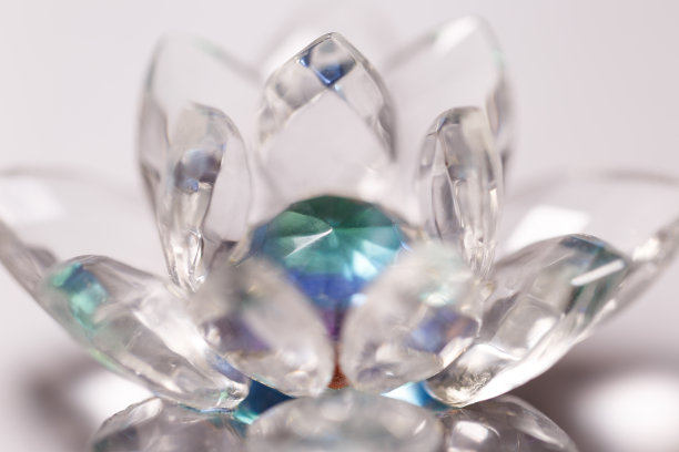 传统美丽的花玻璃装饰。放大照相。白色背景上的水晶花。装饰图片下载