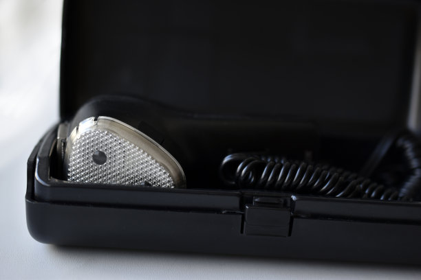 电动男士剃须刀在一个白色背景的情况下图片下载