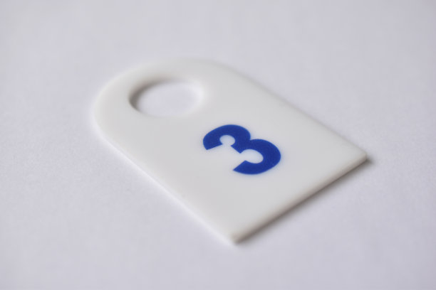 白色背景上的三号衣服标签图片下载