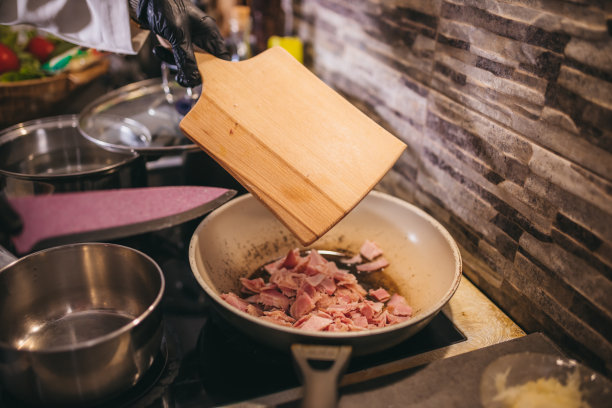在厨房准备肉图片下载