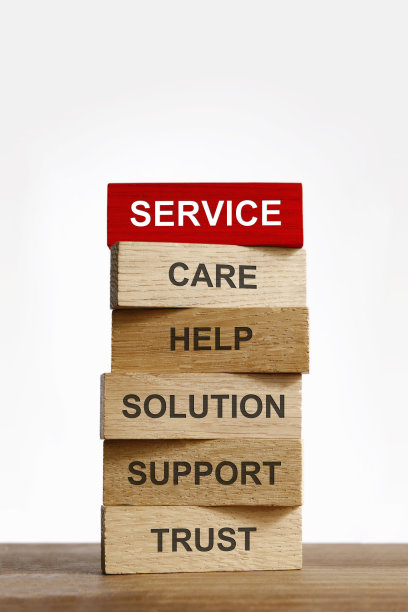 红色木质“服务”木块，上面有相关字样图片下载