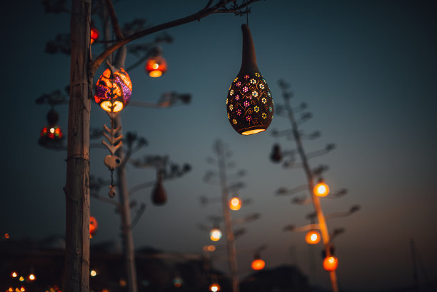 传统葫芦灯和五彩缤纷的派对灯图片下载
