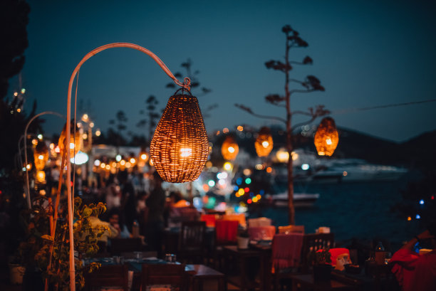 夏日夜晚，海滨餐厅灯火通明图片下载