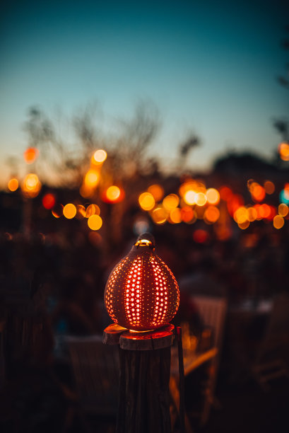 传统葫芦灯和五彩缤纷的派对灯图片下载