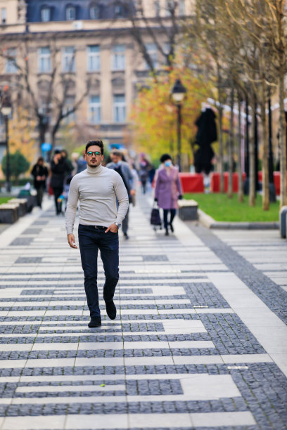 街头时尚模特游客户外男子。图片下载