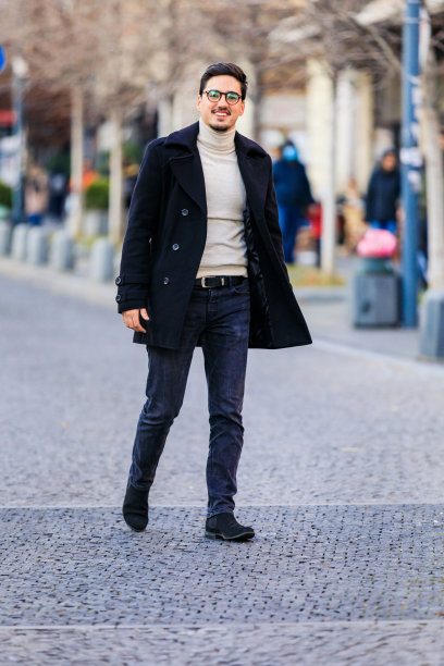 帅气的男人穿着时髦的衣服走着图片下载
