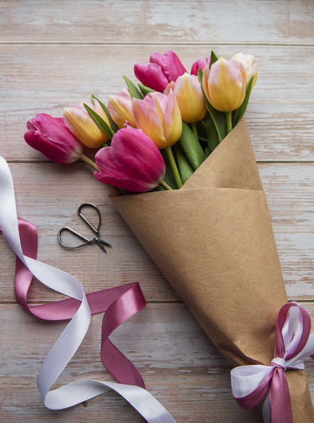 木质背景上的春天郁金香图片下载