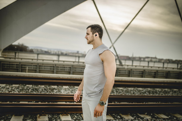 运动健将，在户外跑步前做热身运动图片下载