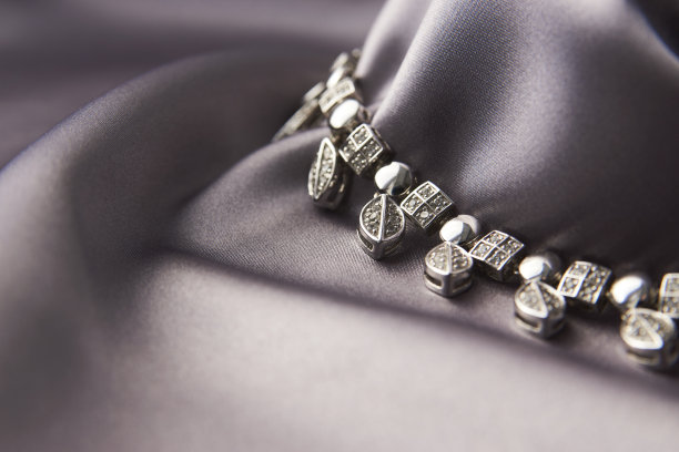 优雅的项链与钻石灰色背景与复制空间图片下载