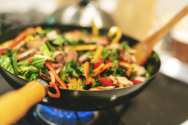 炉上炒蔬菜和鸡肉图片下载