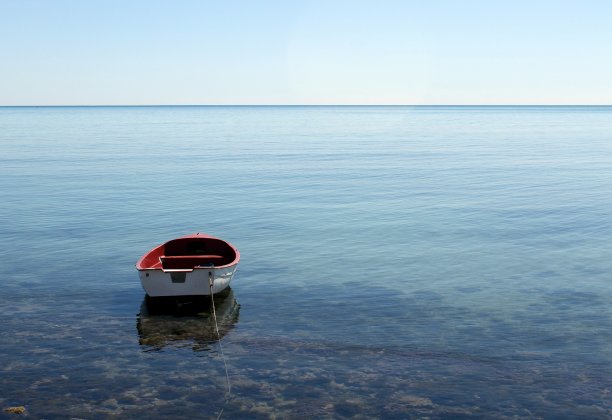 大海中央孤独的小船图片下载