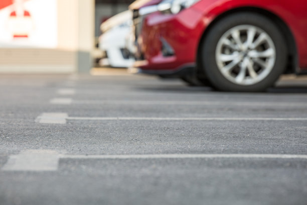 停车线在停车场上的选择性聚焦图片下载