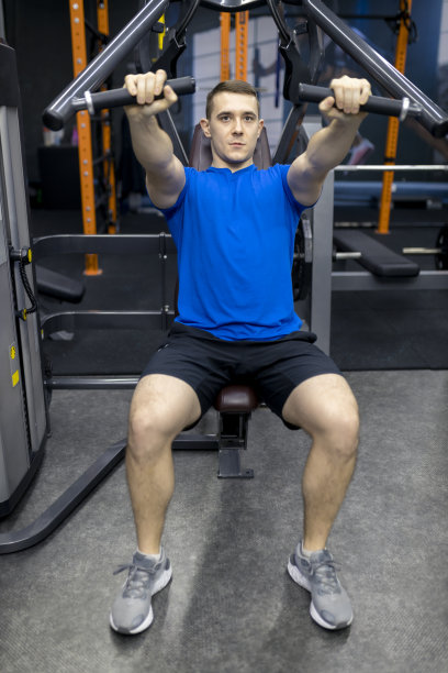 和朋友一起去健身房锻炼图片下载