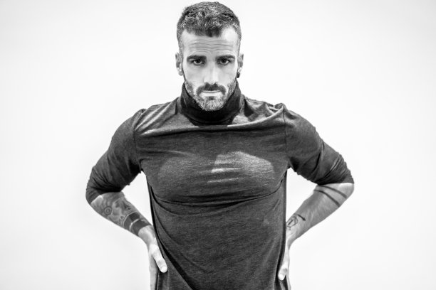 年轻肌肉发达的白人男子与瑜伽祈祷姿势，黑白照片图片下载