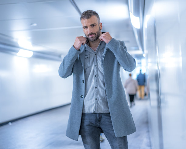 街头风格，大都会的照片，一个年轻的白人黑发女子在地铁与灰色的美国夹克图片下载