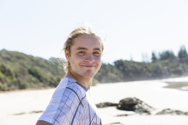 肖像现代，快乐，微笑的年轻人，背景与复制空间图片下载