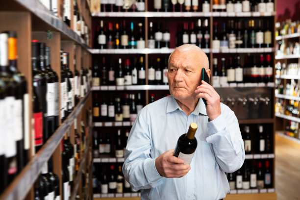 严肃的人用手机咨询图片下载