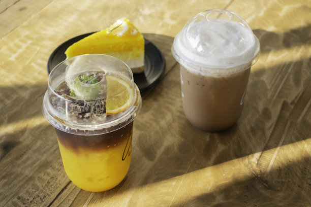 清晨阳光下的咖啡和甜蜜图片下载