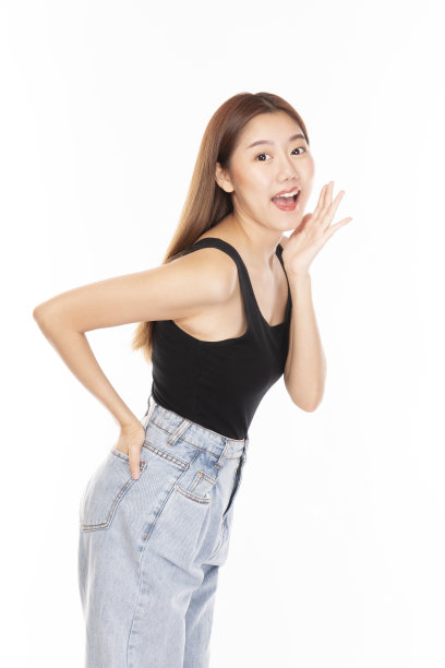 年轻美丽的女人的肖像与幸福的微笑在白色的背景。迷人的快乐的年轻亚洲女孩微笑在白色的背景。图片下载