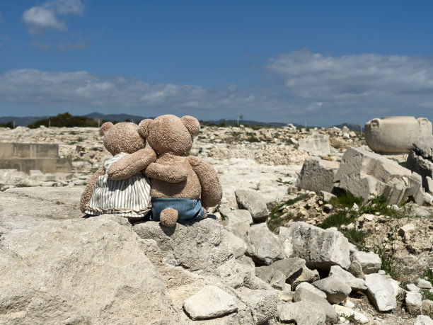 考古遗址上的两只泰迪熊图片下载