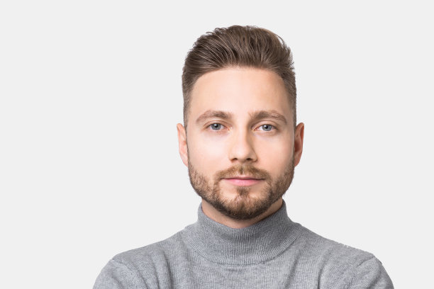 近距离肖像英俊的年轻人看着相机图片下载