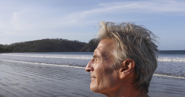 日出时，一名男子走下沙滩图片下载