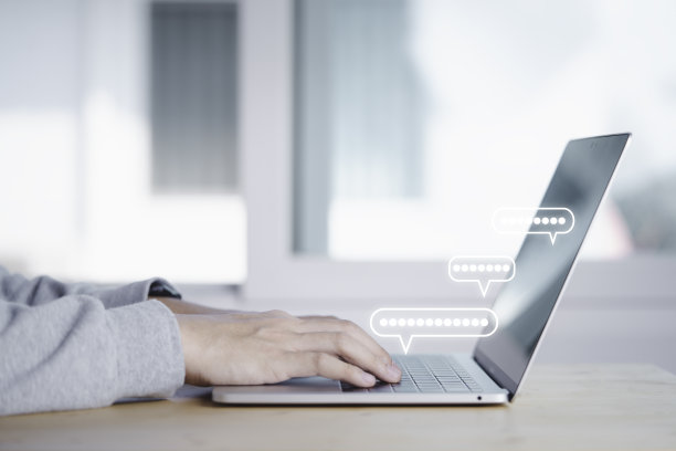 商人用笔记本电脑发送信息进行通信。图片下载