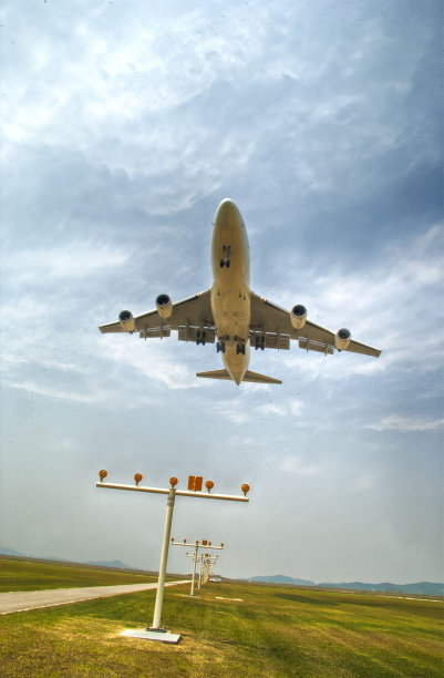 草原上的飞机图片下载