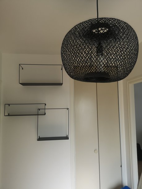 墙的货架上图片下载