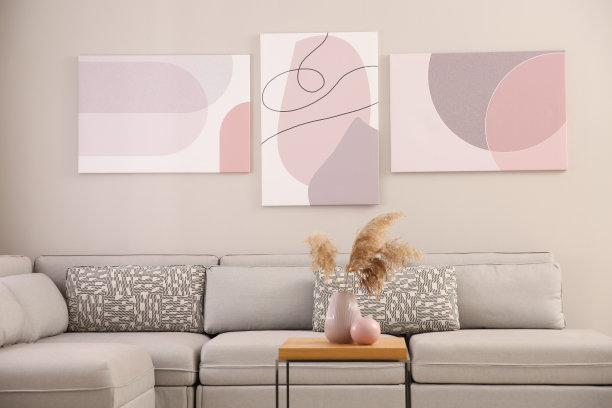 时尚的客厅内饰有舒适的大沙发和图片图片下载