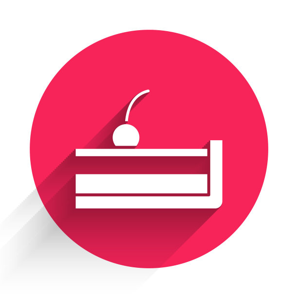 白色樱桃芝士蛋糕片与水果顶部图标孤立与长阴影。红色圆圈按钮。向量图片下载