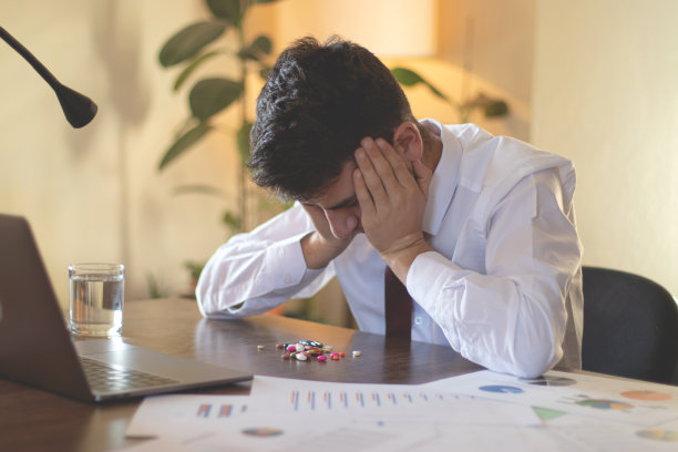 一个年轻的商人在办公室工作时看起来很紧张图片下载