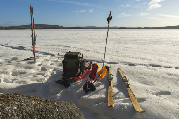 冬季捕鱼设备。图片下载