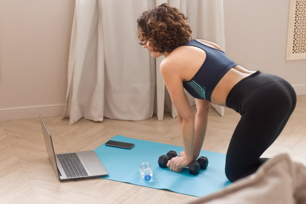 一个40-45岁的女人在家里用四肢站着健身图片下载