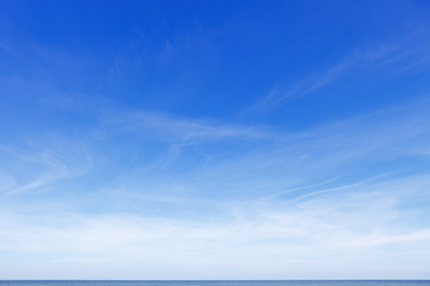 美丽的蓝天和半透明的白色卷云图片下载