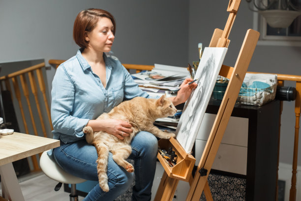 集中的中年白人妇女艺术家在家庭艺术工作室用铅笔在画布上画画。生活方式活动的爱好。独特的职业。艺术自由职业者做一幅画。数字排毒。图片下载