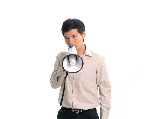 年轻的亚洲商人拿着扩音器或扬声器讲话，在白色背景下进行音量测试图片下载