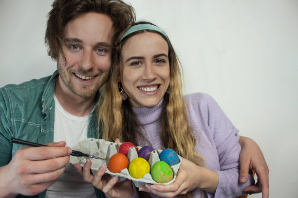 年轻夫妇正在愉快地准备复活节装饰图片下载