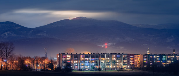 Bystrzyca Klodzka，以山为背景的城市夜景。图片下载