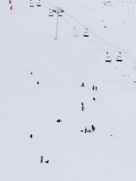 雪地上的人们图片下载