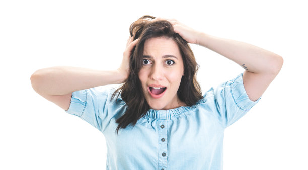 惊讶的女人，孤立在白色背景下。腰部以上的照片惊讶的女孩。令人难以置信的图片下载