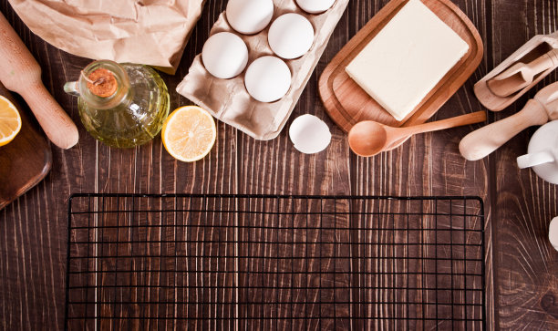 家庭烘焙配料、厨房用具以木质为背景。前视图。副本的空间。图片下载