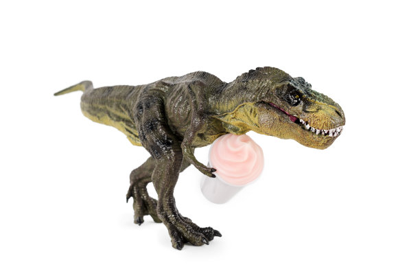 雷克斯暴龙，塑料玩具，白色背景上孤立的奶昔恐龙，树脂雕像。快餐和甜食的爱情概念。图片下载