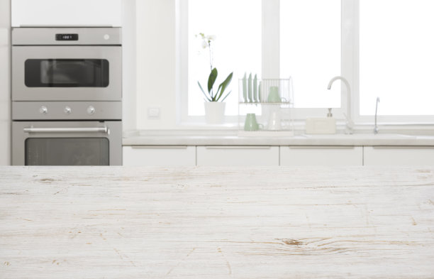 木质桌面模糊厨房设备和水槽背景图片下载