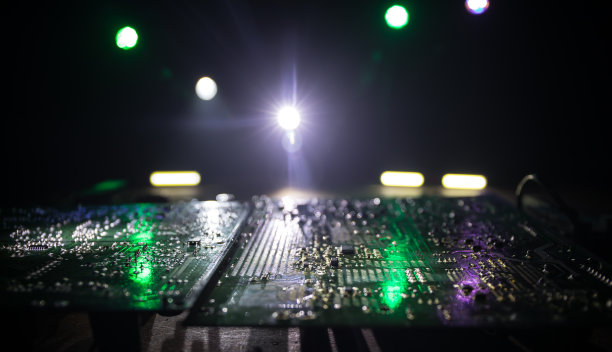 电子微电路的程式化照片。微电路，接触器，电子学，主板。黑色背景。电子器件的微距摄影。图片下载